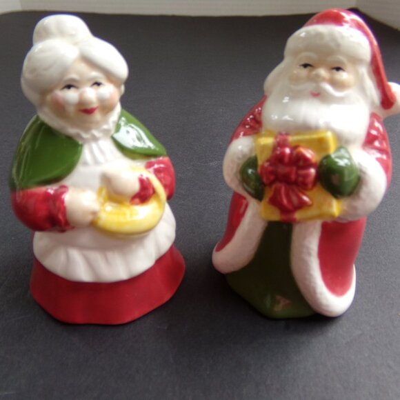 Salt And Pepper Shakers Christmas Santa And Mrs. Claus Ceramic Kitchen Set - Picture 2 of 8
